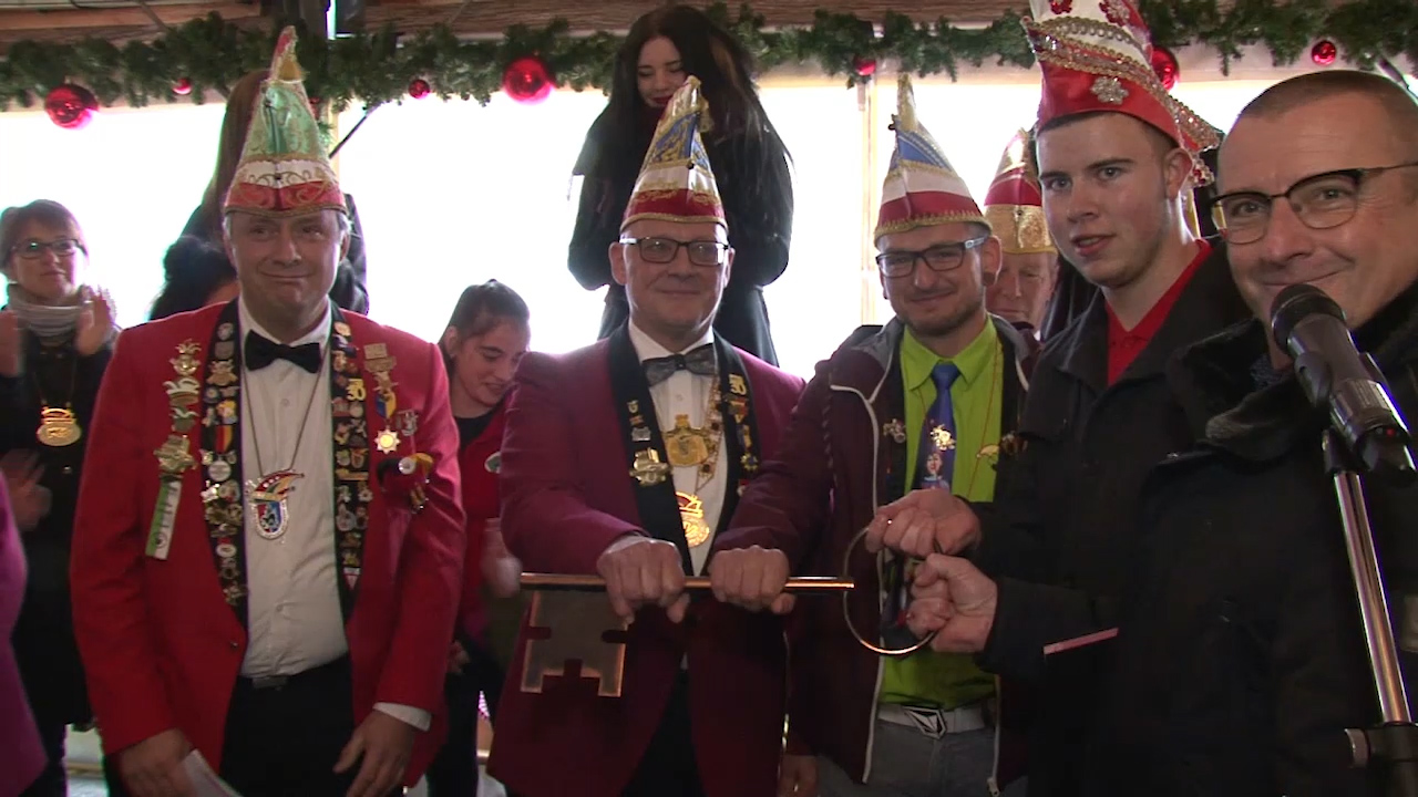 MEgional mit derr Übergabe des Rathausschlüssels auf der Eisbahn MEgional mit derr Übergabe des Rathausschlüssels auf der Eisbahn