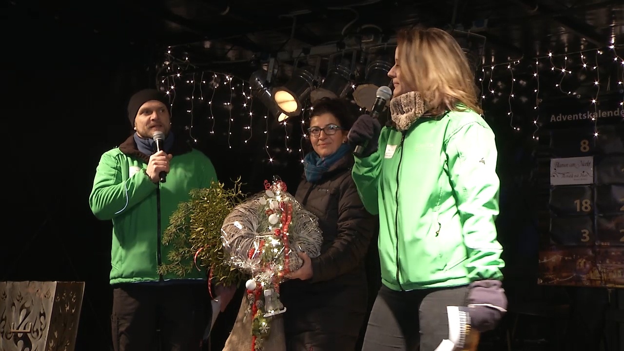 MEgional mit dem Treiben auf dem Weihnachtsmarkt MEgional mit dem Treiben auf dem Weihnachtsmarkt