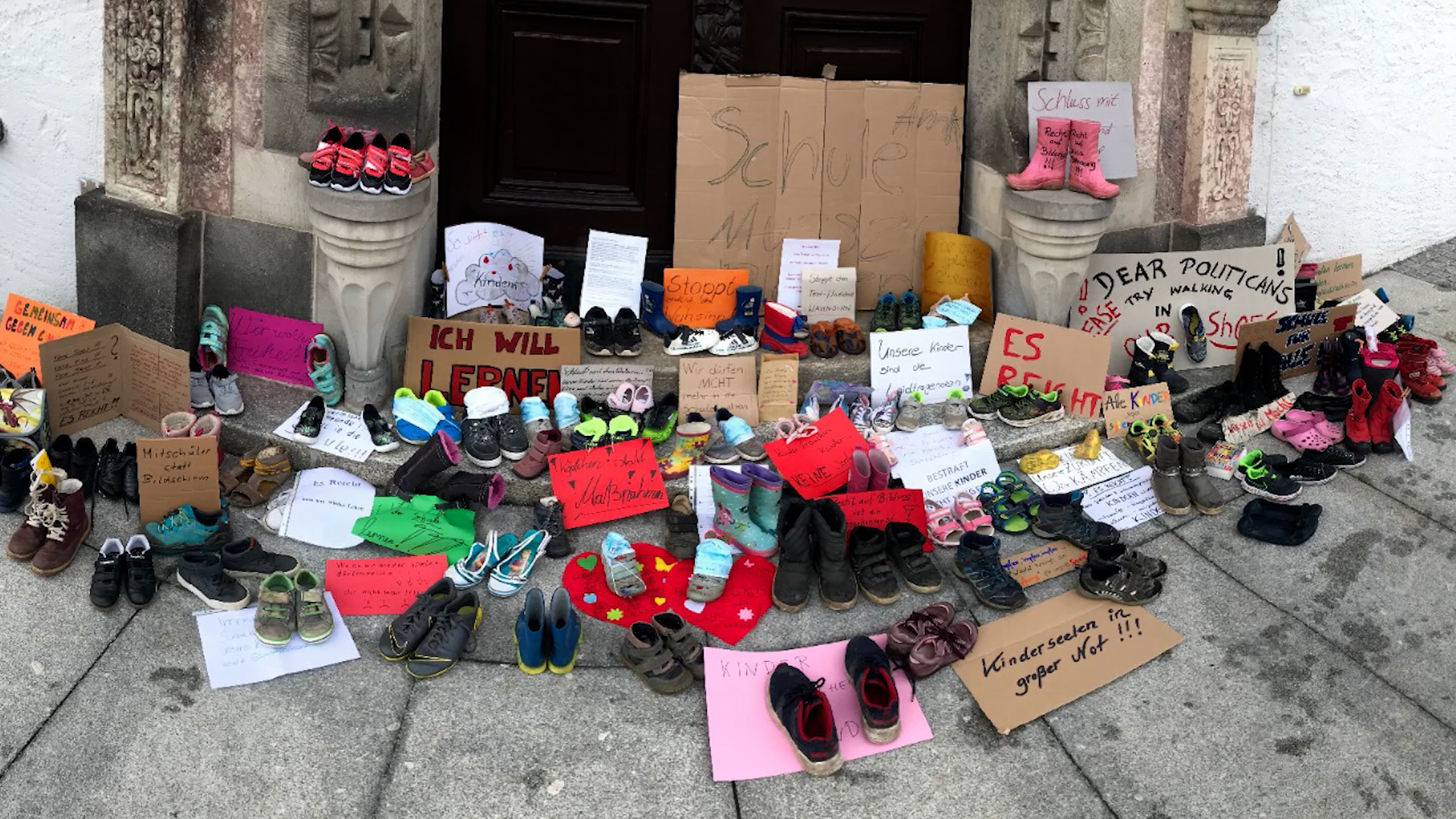 MEgional am 22. März mit Schuhen vor den hiesigen Rathäusern